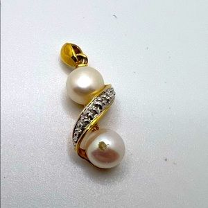 Classic Vintage Gold 1/40kt pearl and silver detail pendant